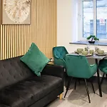 Luxury Serviced With Super King Bed Workspace Wifi & Netflix Washer Dryer Close Parking Apartment Bradford (West Yorkshire)