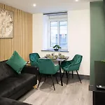 Luxury Serviced With Super King Bed Workspace Wifi & Netflix Washer Dryer Close Parking Apartment Bradford (West Yorkshire)