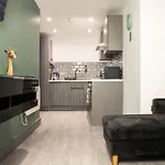 Luxury Serviced With Super King Bed Workspace Wifi & Netflix Washer Dryer Close Parking Apartment