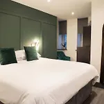 Apartment Luxury Serviced With Super King Bed Workspace Wifi & Netflix Washer Dryer Close Parking