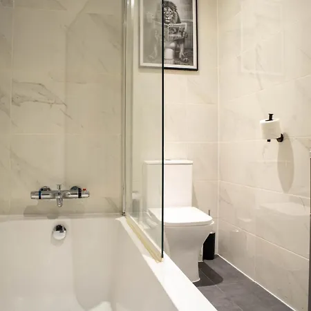 Luxury Serviced With Super King Bed Workspace Wifi & Netflix Washer Dryer Close Parking