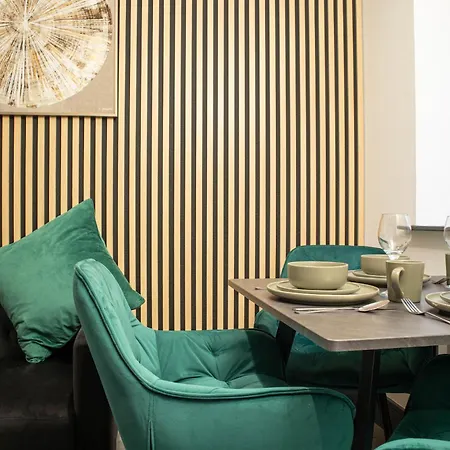 Luxury Serviced With Super King Bed Workspace Wifi & Netflix Washer Dryer Close Parking Apartment