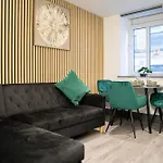 Luxury Serviced With Super King Bed Workspace Wifi & Netflix Washer Dryer Close Parking Apartament Bradford (West Yorkshire)
