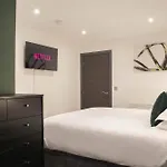 Apartament Luxury Serviced With Super King Bed Workspace Wifi & Netflix Washer Dryer Close Parking Bradford (West Yorkshire)