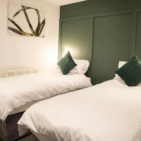 Luxury Serviced With Super King Bed Workspace Wifi & Netflix Washer Dryer Close Parking Apartment