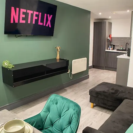 1 Bed With Super King Bed Workspace Wifi & Netflix * Bradford (West Yorkshire)