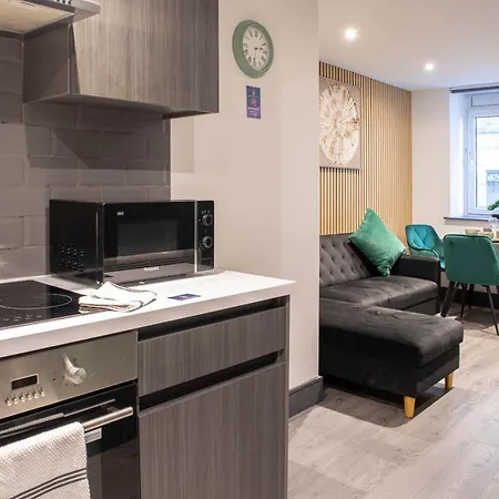 Luxury Serviced With Super King Bed Workspace Wifi & Netflix Washer Dryer Close Parking Apartament *