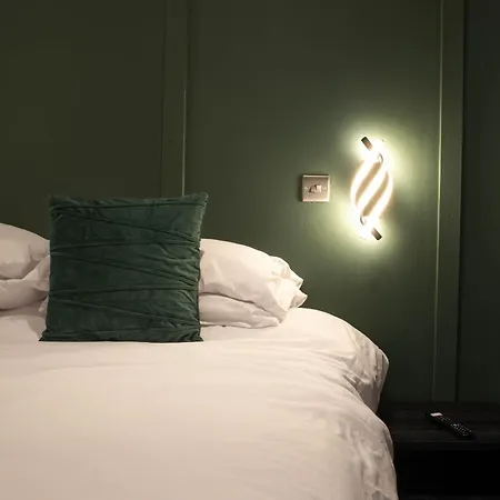 1 Bed With Super King Bed Workspace Wifi & Netflix Apartment