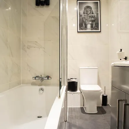 Luxury Serviced With Super King Bed Workspace Wifi & Netflix Washer Dryer Close Parking Bradford (West Yorkshire)