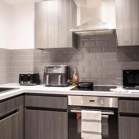 Apartment Luxury Serviced With Super King Bed Workspace Wifi & Netflix Washer Dryer Close Parking
