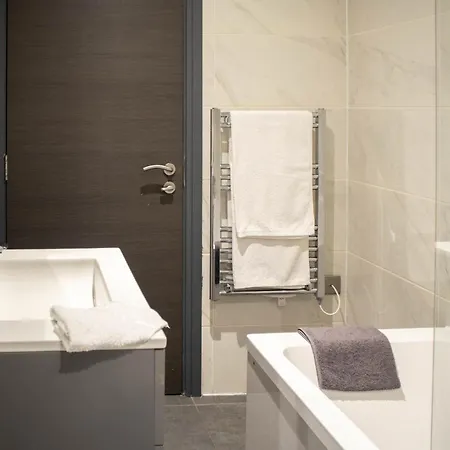 Luxury Serviced With Super King Bed Workspace Wifi & Netflix Washer Dryer Close Parking * Bradford (West Yorkshire)