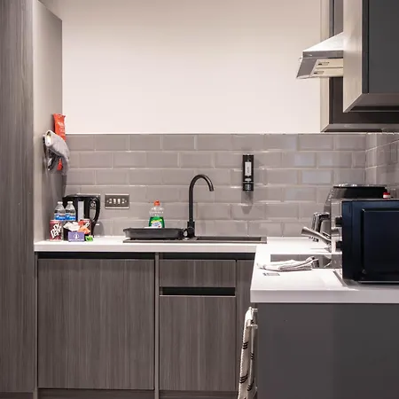 Luxury Serviced With Super King Bed Workspace Wifi & Netflix Washer Dryer Close Parking Apartment Bradford (West Yorkshire)