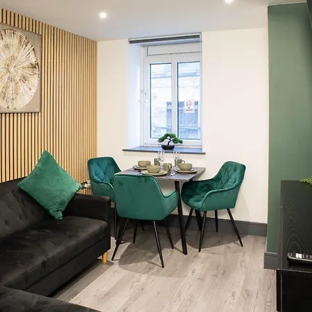 Luxury Serviced With Super King Bed Workspace Wifi & Netflix Washer Dryer Close Parking Apartment Bradford (West Yorkshire)