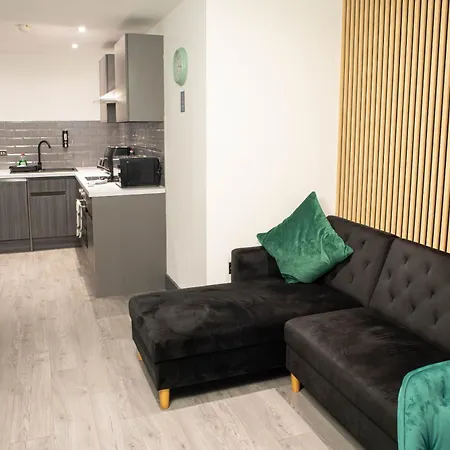 Luxury Serviced With Super King Bed Workspace Wifi & Netflix Washer Dryer Close Parking