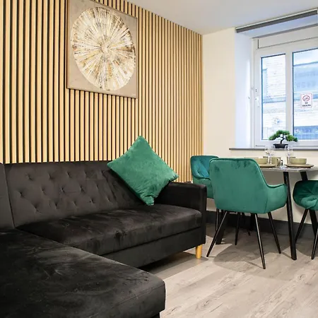 Luxury Serviced With Super King Bed Workspace Wifi & Netflix Washer Dryer Close Parking Apartment Bradford (West Yorkshire)