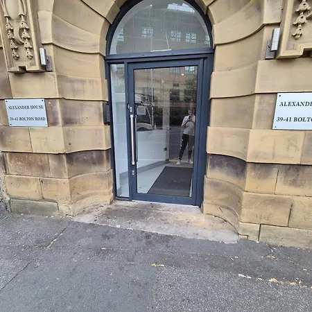 Apartment Luxury Serviced With Super King Bed Workspace Wifi & Netflix Washer Dryer Close Parking *