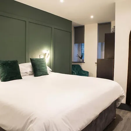 Apartment Luxury Serviced With Super King Bed Workspace Wifi & Netflix Washer Dryer Close Parking