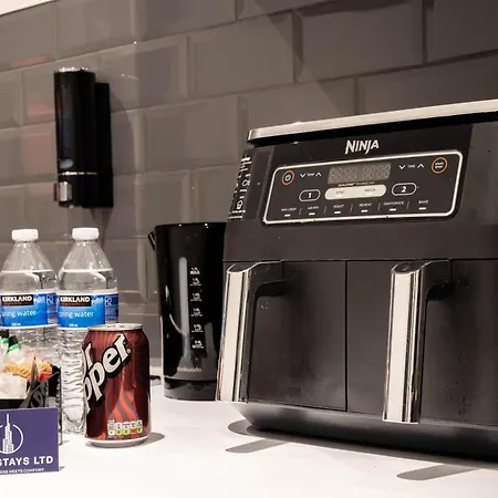 Luxury Serviced With Super King Bed Workspace Wifi & Netflix Washer Dryer Close Parking Apartment Bradford (West Yorkshire)