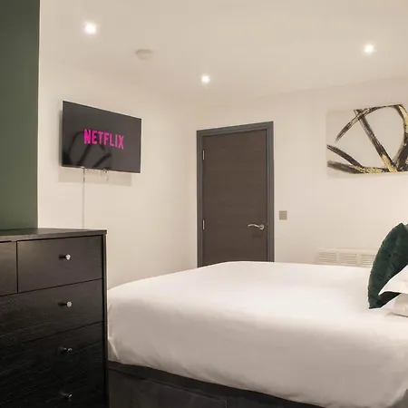 شقة Luxury Serviced With Super King Bed Workspace Wifi & Netflix Washer Dryer Close Parking برادفورد