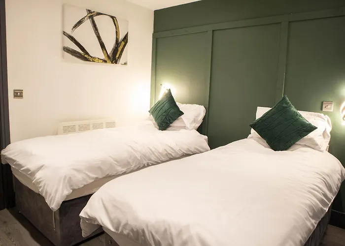 1 Bed With Super King Bed Workspace Wifi & Netflix Apartment