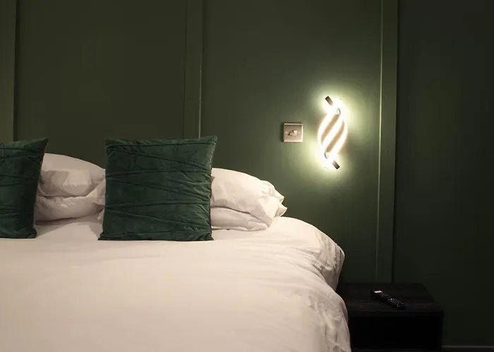 1 Bed With Super King Bed Workspace Wifi & Netflix Apartment