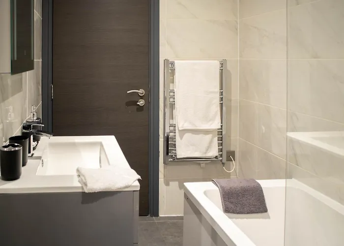 1 Bed With Super King Bed Workspace Wifi & Netflix * Bradford (West Yorkshire)