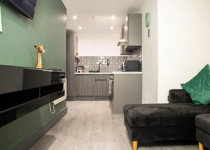 1 Bed With Super King Bed Workspace Wifi & Netflix Apartment