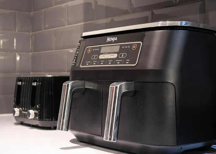 1 Bed With Super King Bed Workspace Wifi & Netflix Apartment