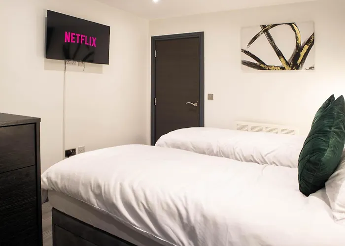 1 Bed With Super King Bed Workspace Wifi & Netflix * Bradford (West Yorkshire)