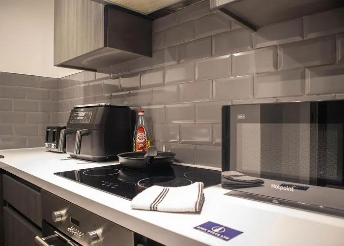 1 Bed With Super King Bed Workspace Wifi & Netflix Apartment Bradford (West Yorkshire)