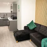 Luxury Serviced With Super King Bed Workspace Wifi & Netflix Washer Dryer Close Parking
