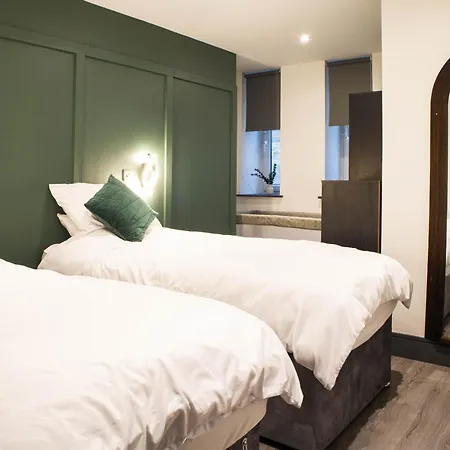 Luxury Serviced With Super King Bed Workspace Wifi & Netflix Washer Dryer Close Parking דירה